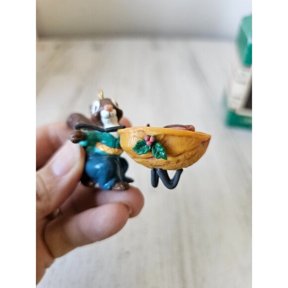 Enesco Xmas cookout squirrel grill ornament vintage in a nutshell second 1989 - Picture 4 of 10